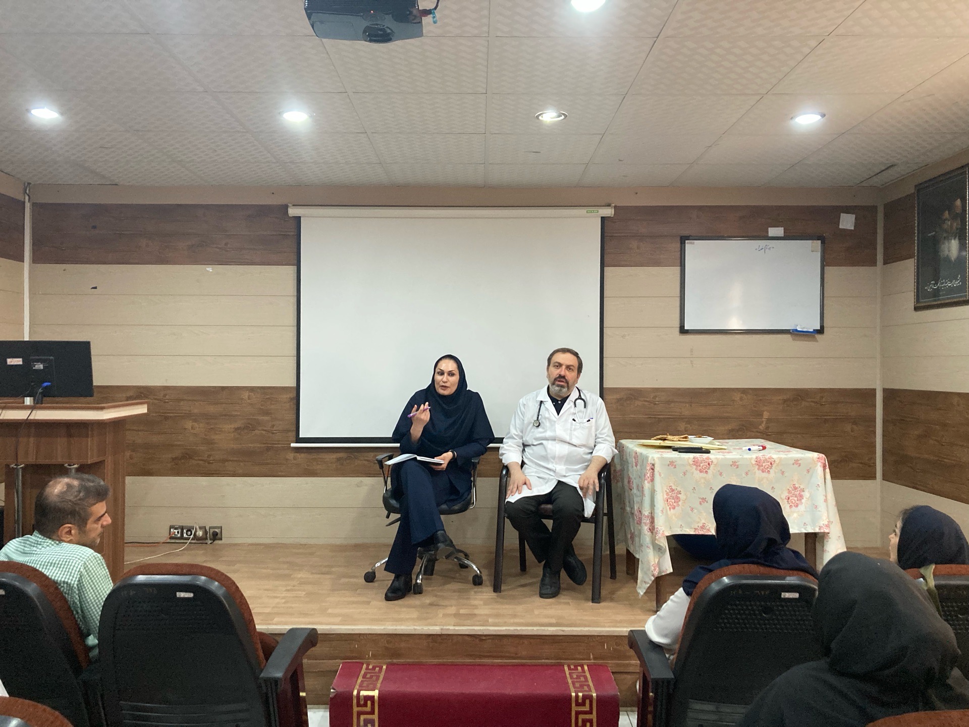 نشست مدیر و رئیس بیمارستان با کارکنان